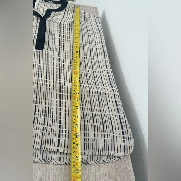 Vince Silk Print Top V Neck Elbow Sleeve Office Career Quiet Luxury 4 *Read - Picture 3 of 12